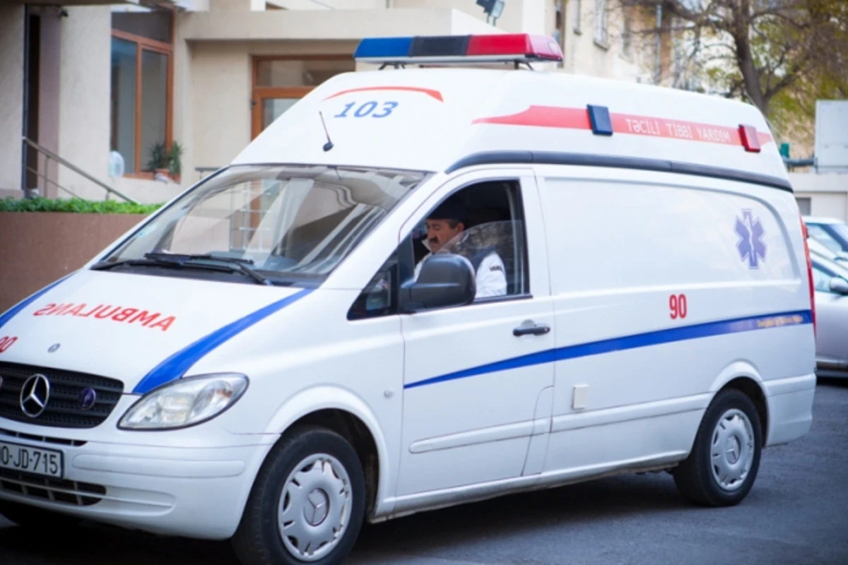 В Баку девушка выпала из окна 10-го этажа на автомобиль