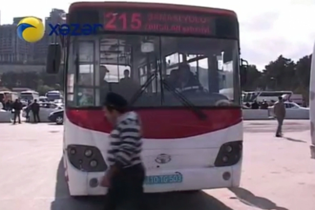 В Баку граждане продолжают платить 25 копеек за проезд в этих автобусах (видео)