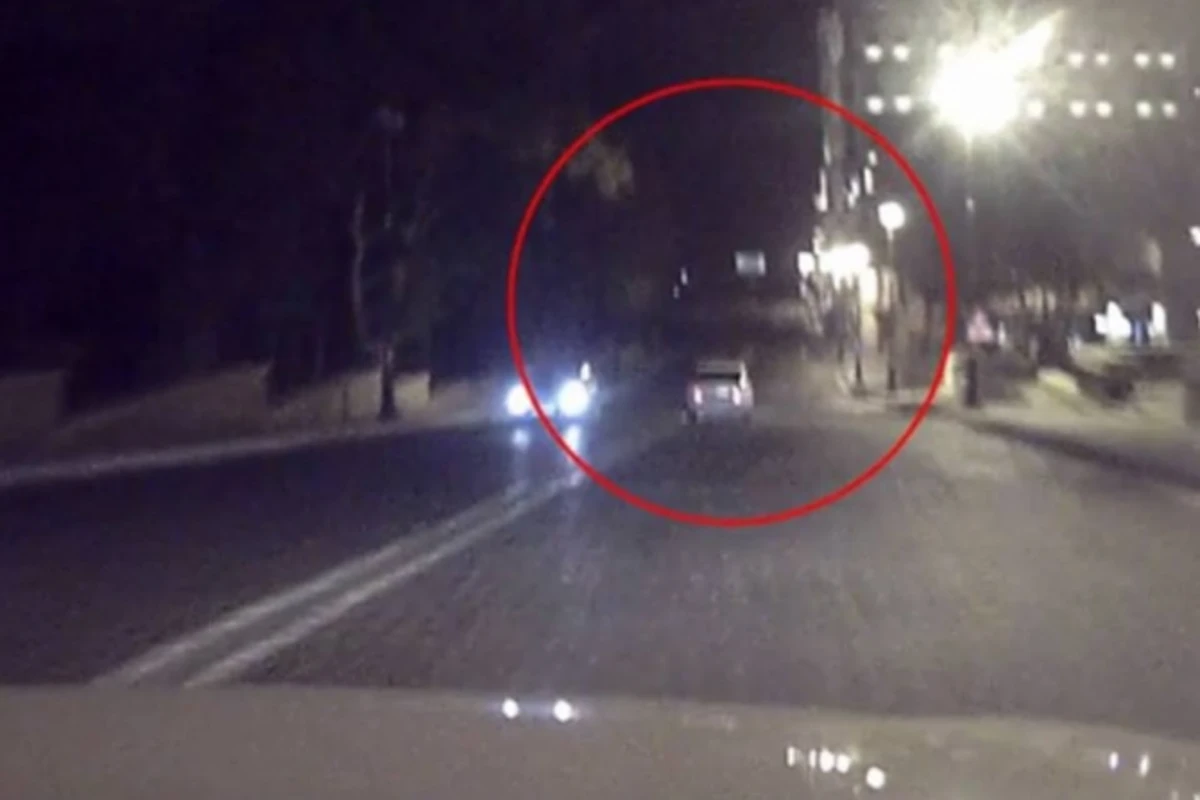 В Баку, убегавший от полиции автохулиган, совершил в ДТП (видео)