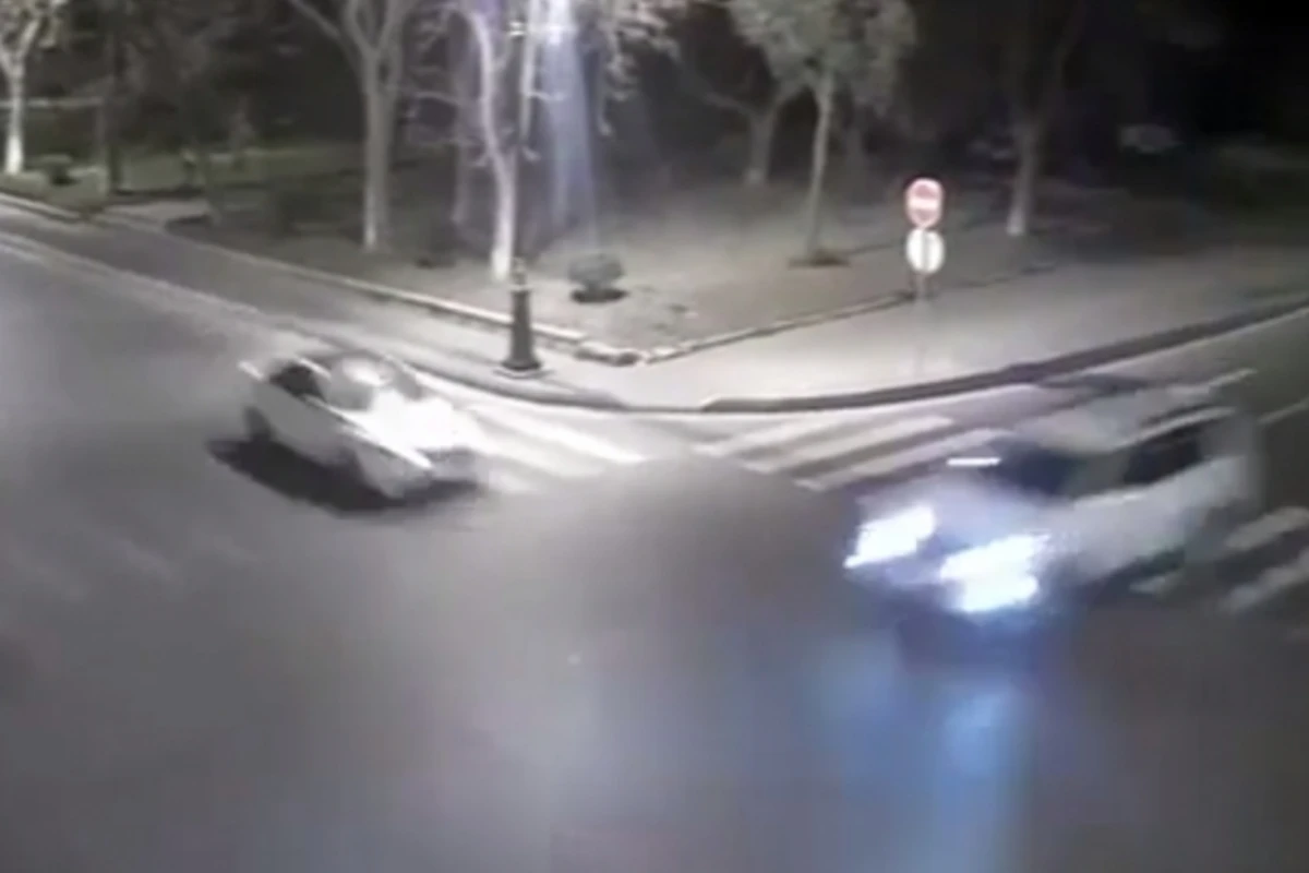 В Баку камера наблюдения зафиксировала тяжелую аварию с участием двух автомобилей (видео)