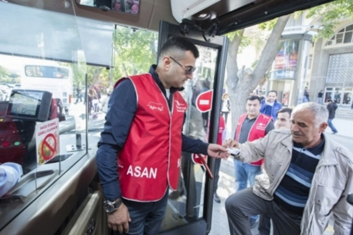 Рафаэль и Джошгун в роли волонтеров в автобусах BakuBus