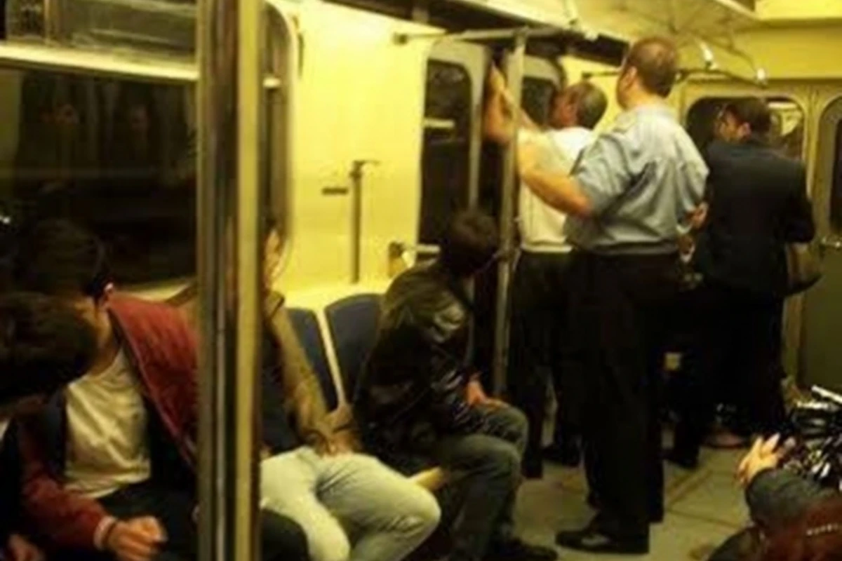 В бакинском метро возникла техническая неисправность