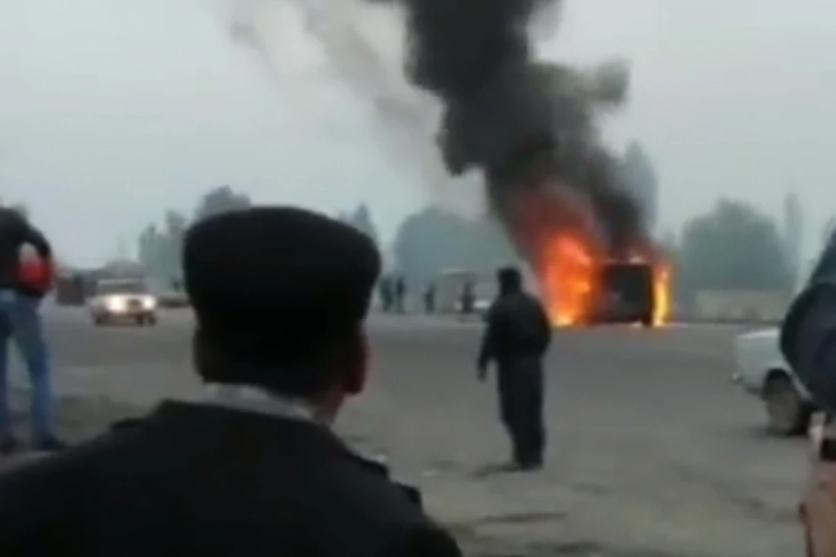В Азербайджане сгорел автомобиль высокопоставленного чиновника (видео)