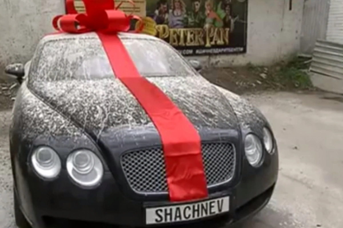 В Москве поставили памятник Bentley (видео)