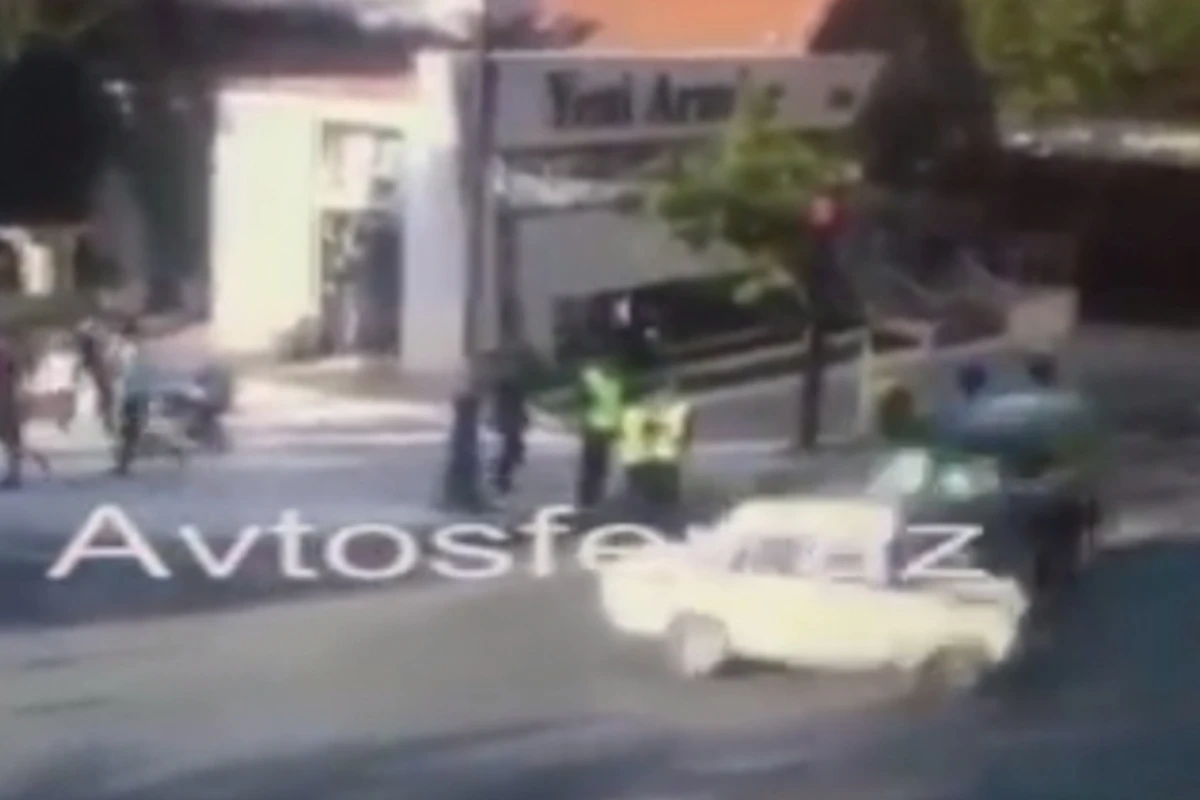 В Баку на глазах полиции внедорожник протаранил шестерку (видео)