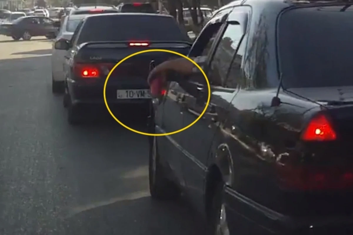В Баку водители продолжают швырять мусор из окон своих автомобилей (видео)