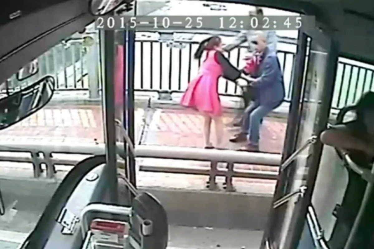 В Китае водитель автобуса спас девушку от самоубийства (видео)