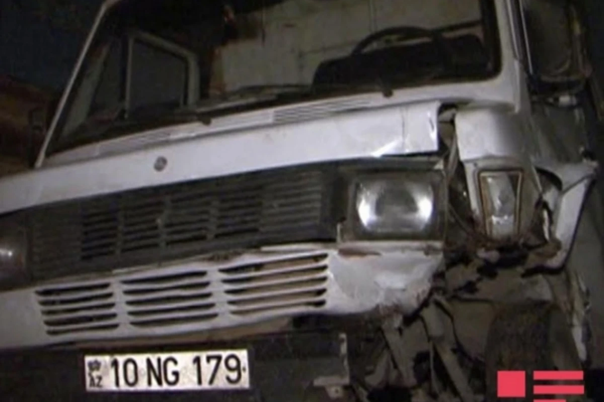 В Баку грузовой автомобиль столкнулся с «ВАЗ 2106», есть пострадавший