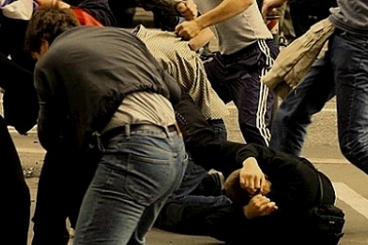 В бакинском метро произошла драка между полицейскими и пассажирами