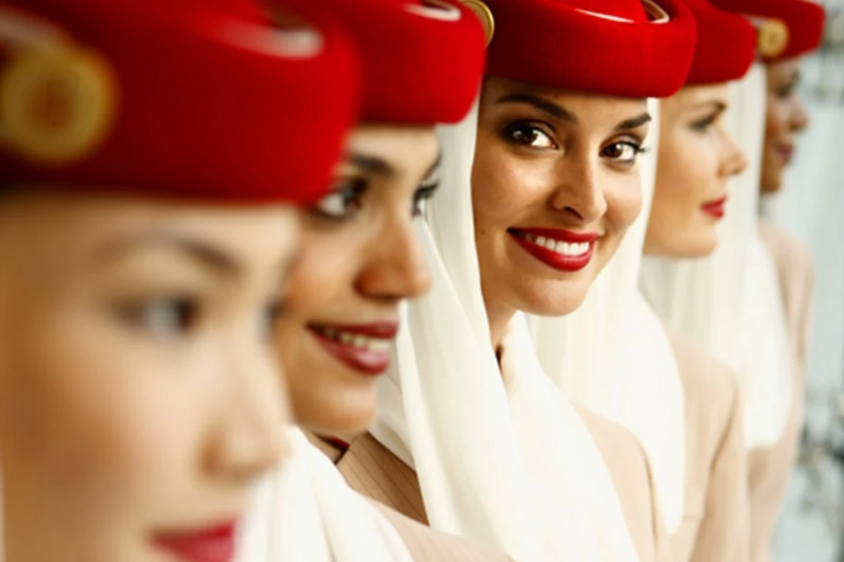 Стюардессы Emirates устроили грандиозное шоу на футбольном поле (видео)