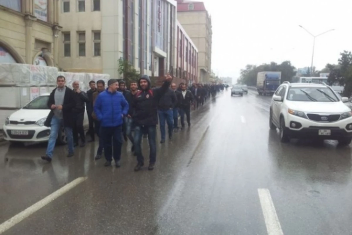 Сотни рабочих протестуют на улицах Баку