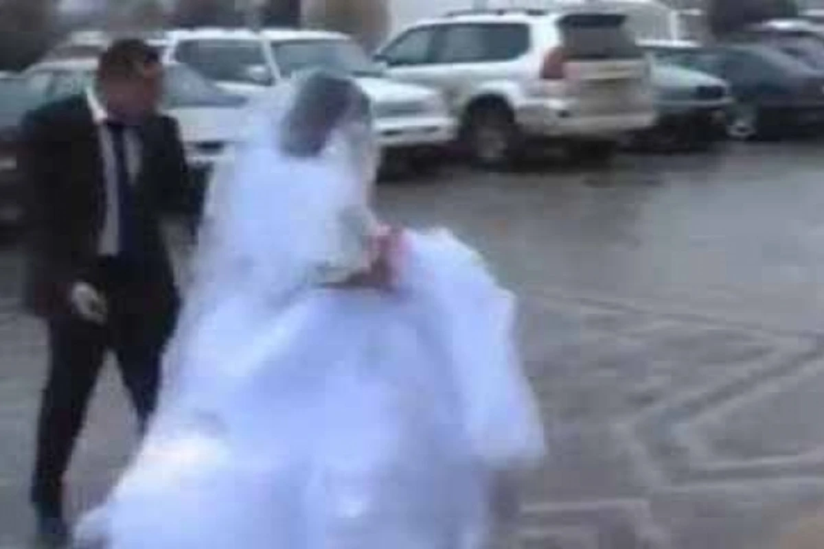 В Азербайджане жених и невеста устроили скандал перед домом торжеств (видео)