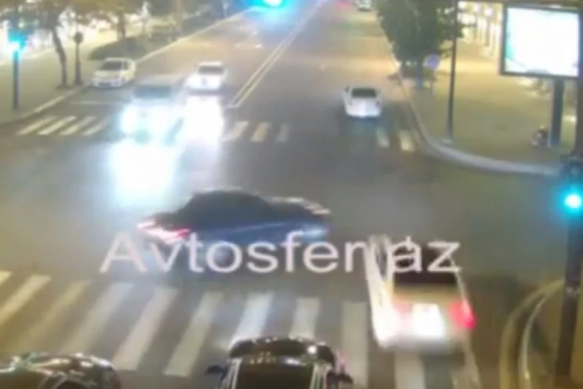 В Баку на камеру попали сразу 3 нарушения правил дорожного движения и 1 авария (видео)