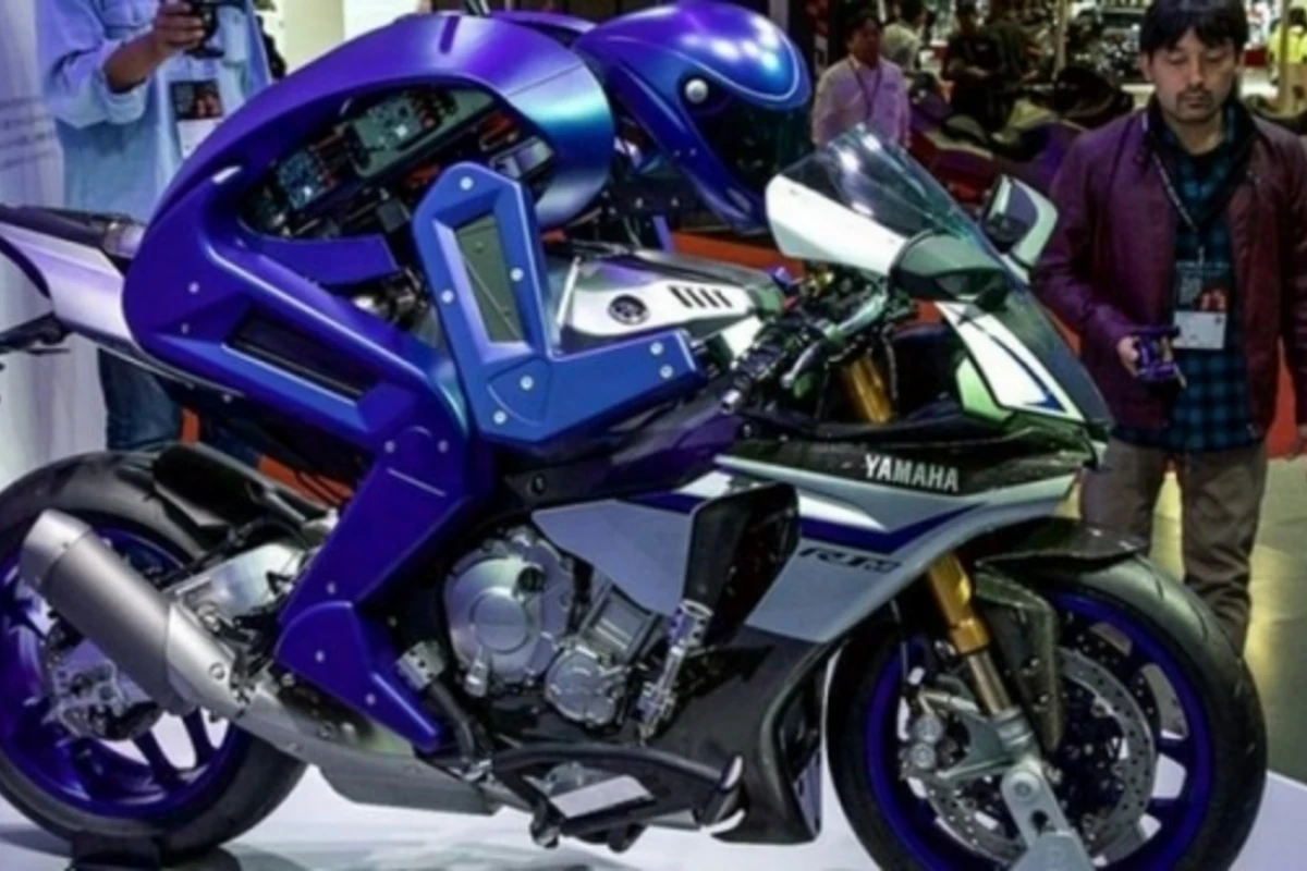 Yamaha научила робота управлять мотоциклом (видео)