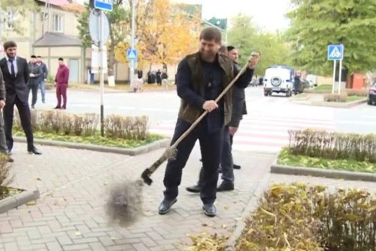 Рамзан Кадыров подметает улицы (видео) Рамзан Кадыров подметает улицы (видео)