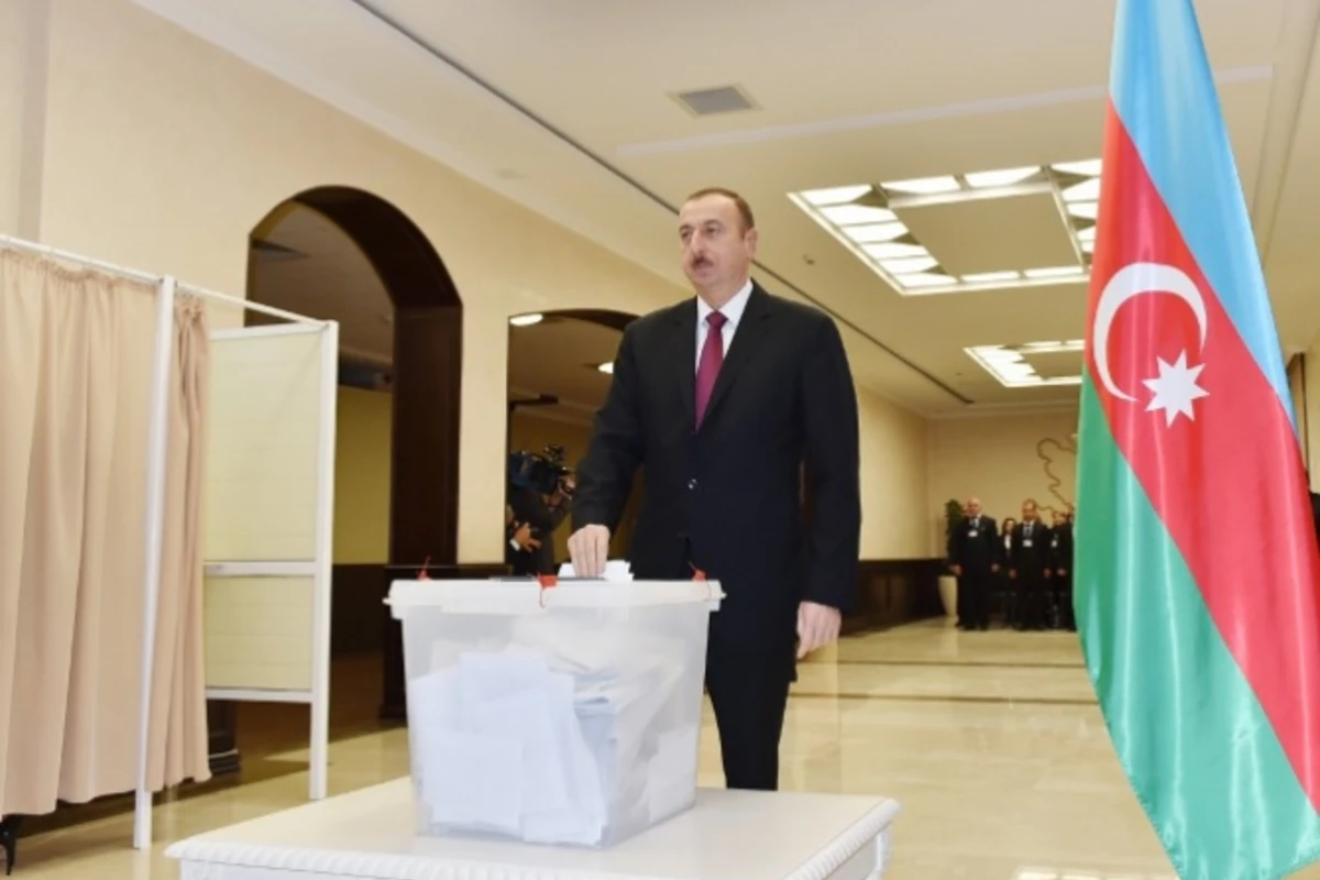 Ильхам Алиев проголосовал на парламентских выборах (видео)