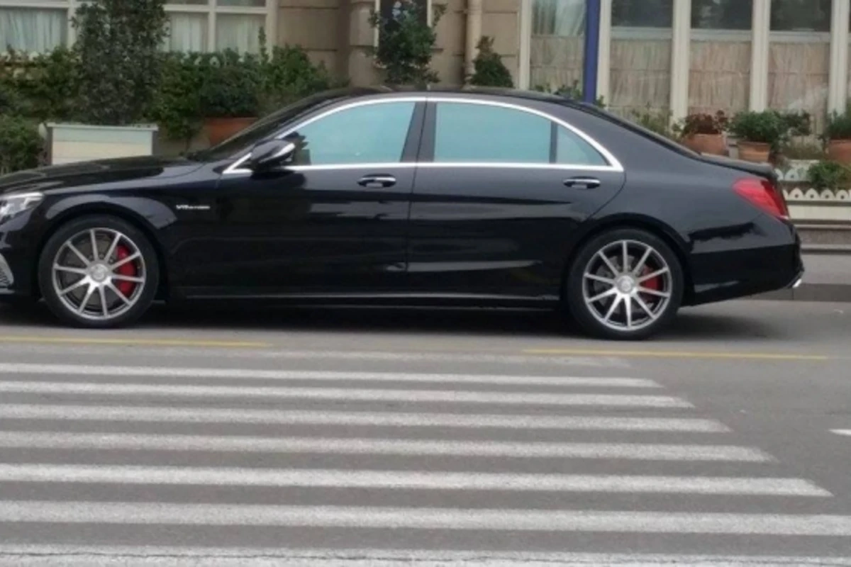 В Баку Mercedes за 200 тысяч перешел дорогу пешеходам (видео)