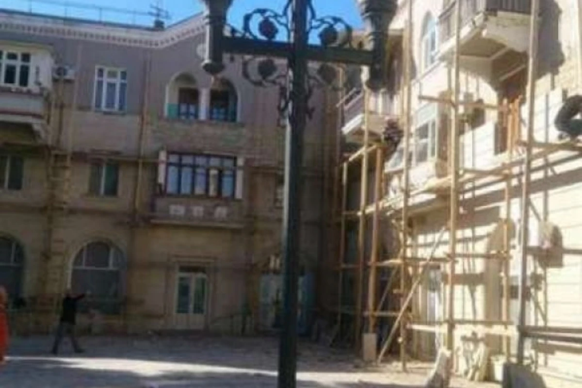 В Сумгайыте сносят балконы домов