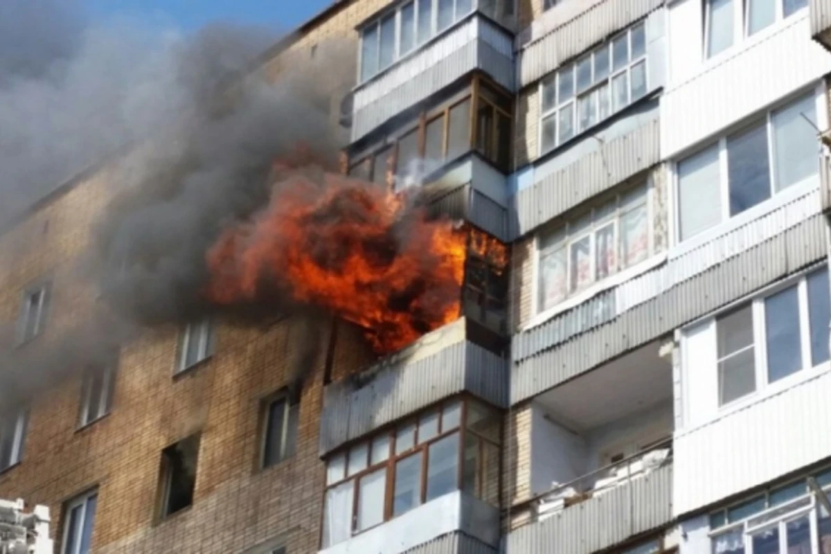 В Азербайджане произошел пожар в многоэтажном здании (видео)