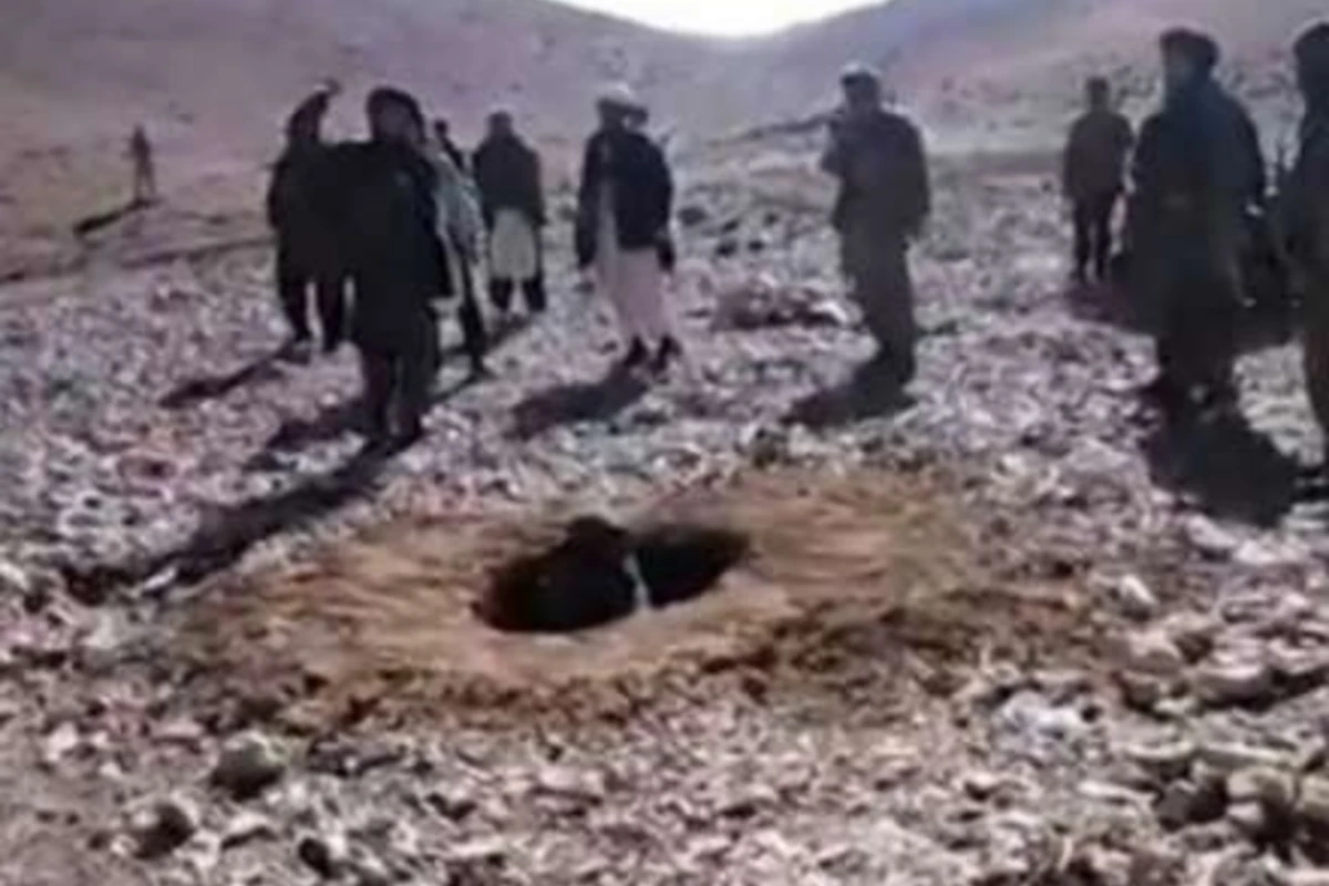 Qadın daşlanaraq öldürüldü (VİDEO) Qadın daşlanaraq öldürüldü (VİDEO)