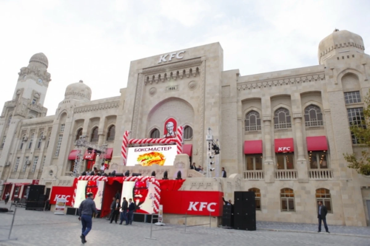 В Баку горит ресторан KFC