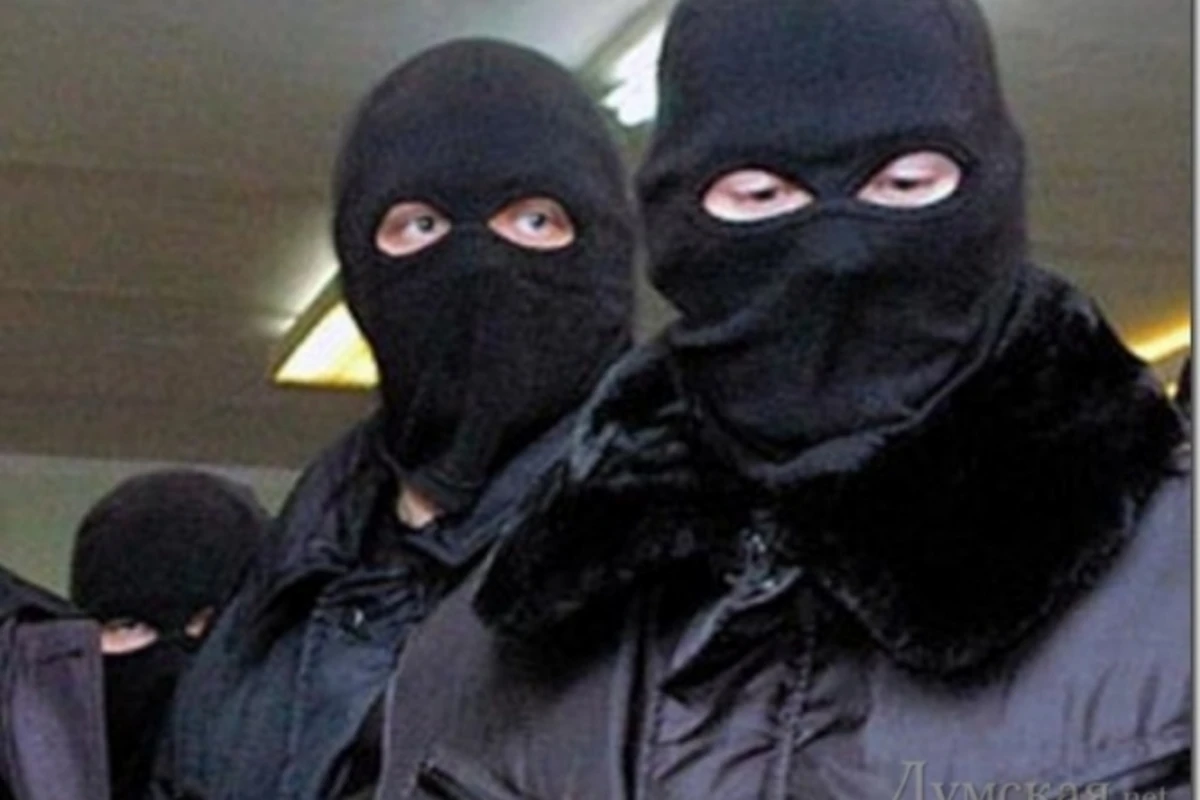 В Баку задержаны воры, укравшие с завода 50 тысяч манатов