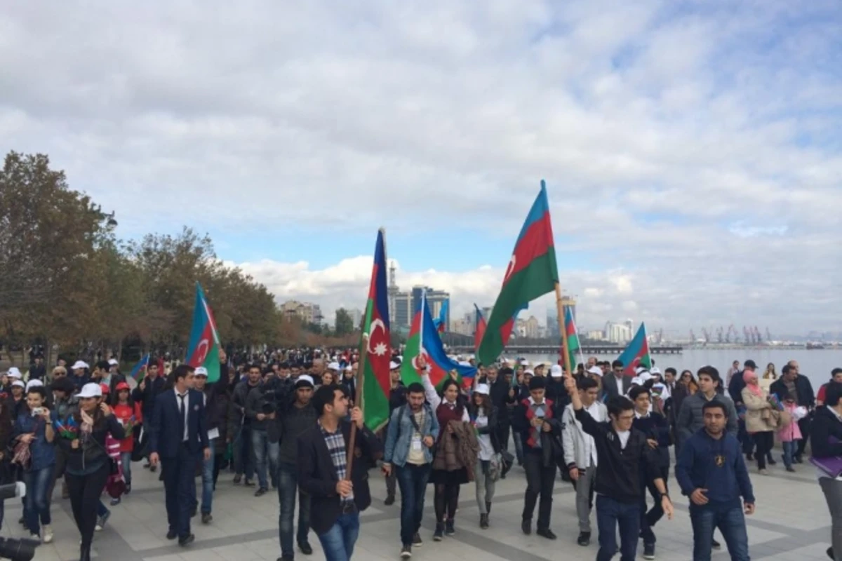 В Баку состоялось шествие в честь Дня государственного флага