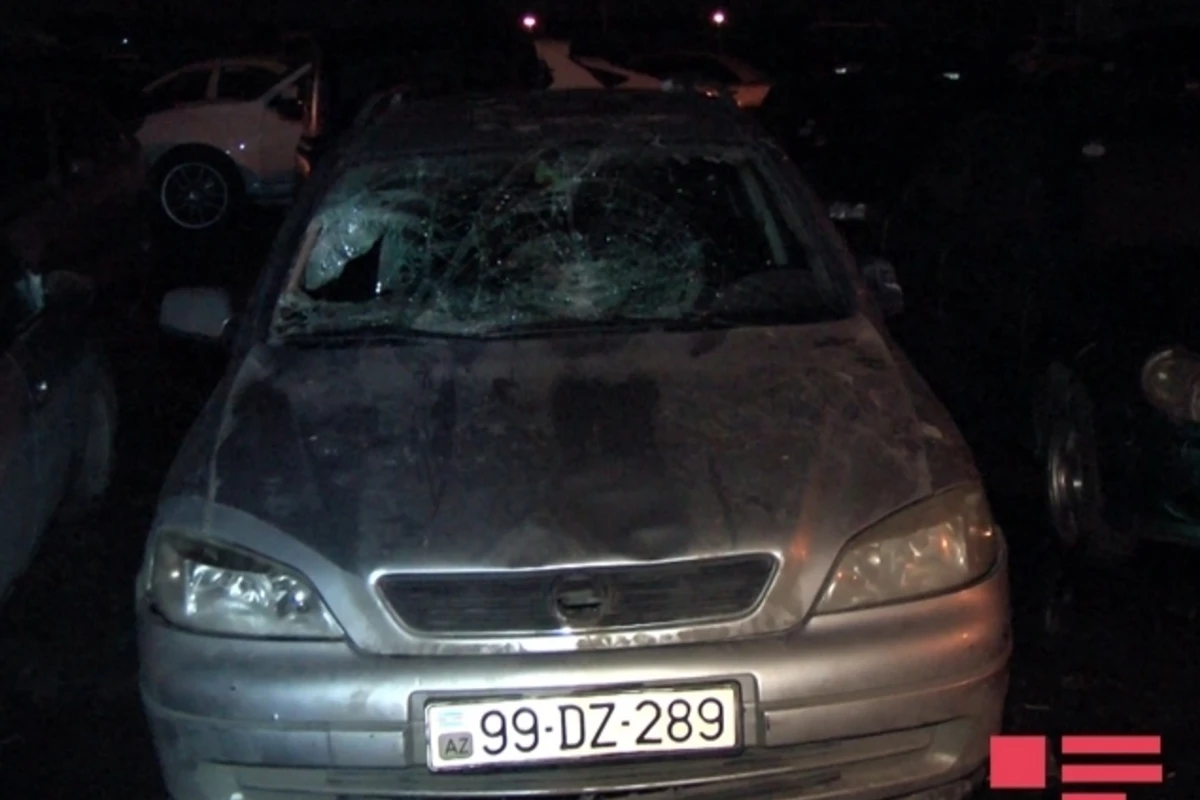 В Баку автомобиль сбил двух пешеходов