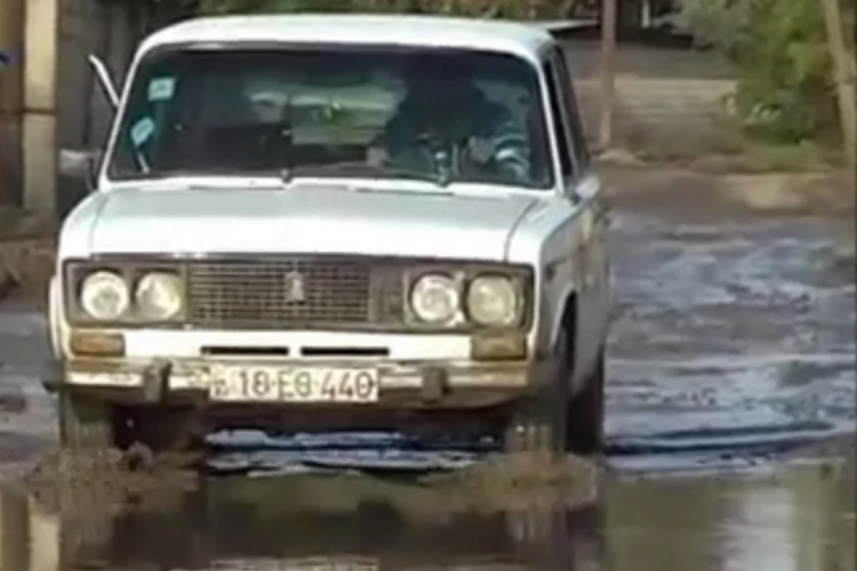 Азербайджанцы жалуются на затопление в связи с действиями дорожных служб (видео)