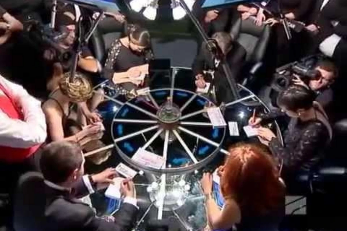 Трогательный момент в телевизионной игре «Что? Где? Когда?» поразил всех (видео)