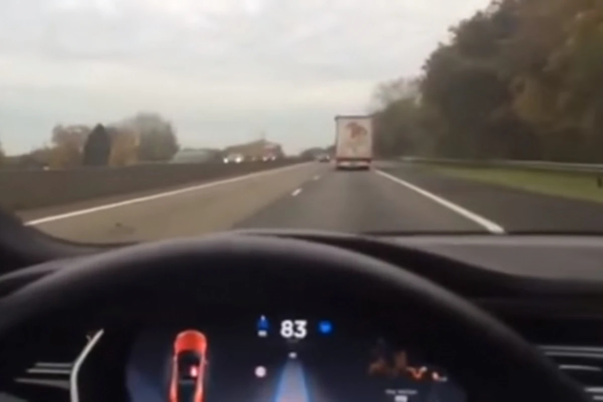 Отчаянный водитель Tesla доверился автопилоту при 80 км/ч на оживленной магистрали (видео)