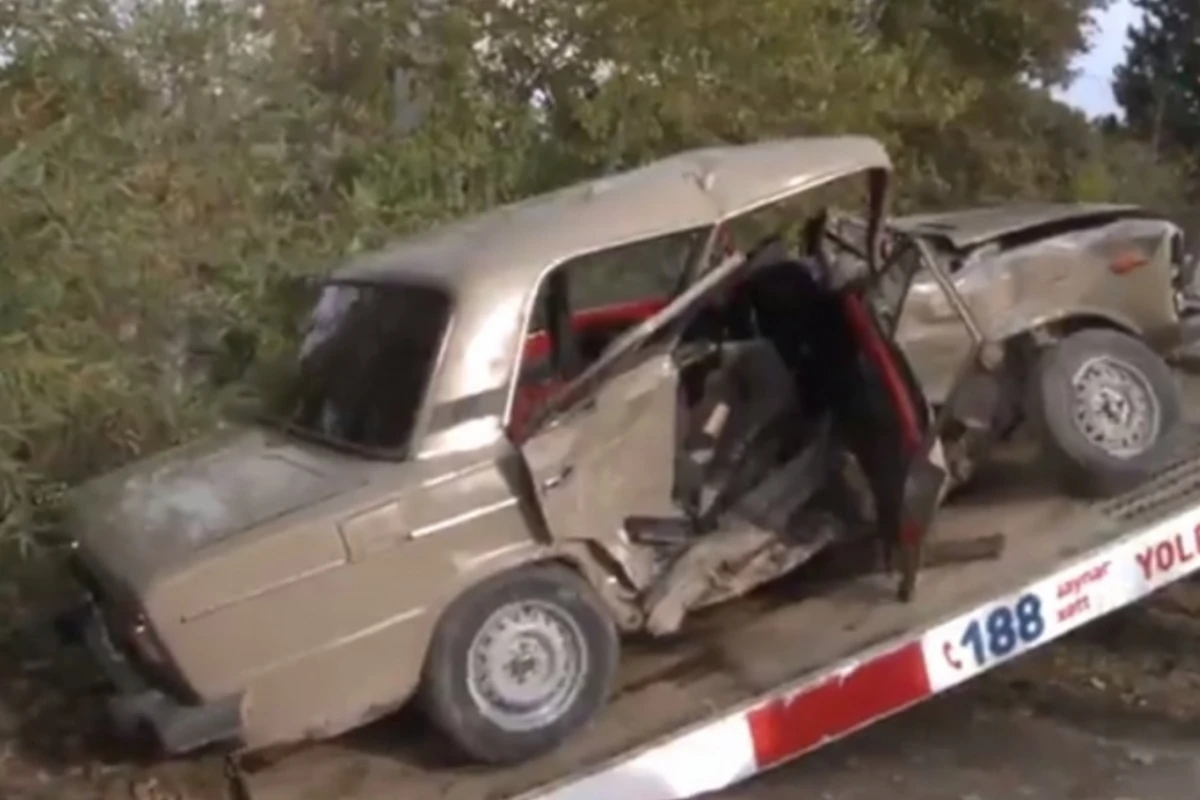 В Азербайджане Мерседес столкнулся с Жигулями (видео)