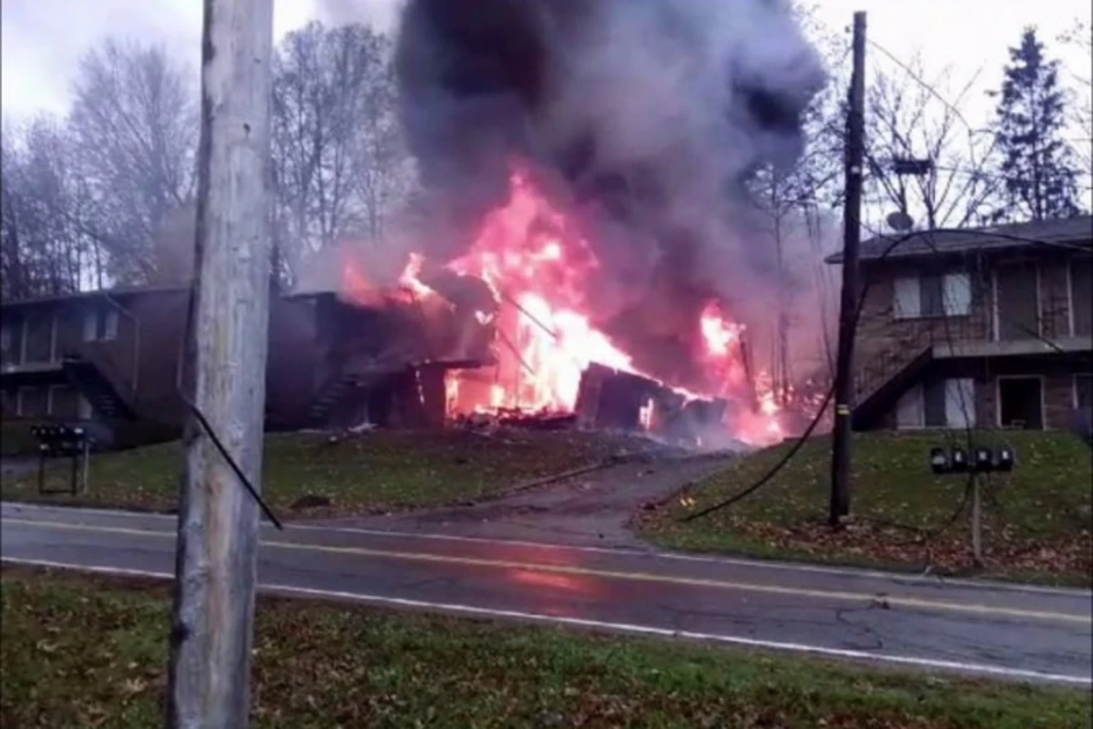 В США самолет упал на жилой дом, погибли 9 человек (видео)