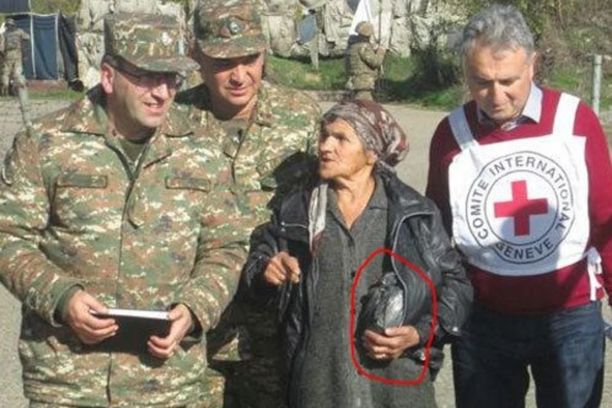Azərbaycandan təmas xəttini keçən erməni qadına jest (FOTO) Azərbaycandan təmas xəttini keçən erməni qadına jest (FOTO)