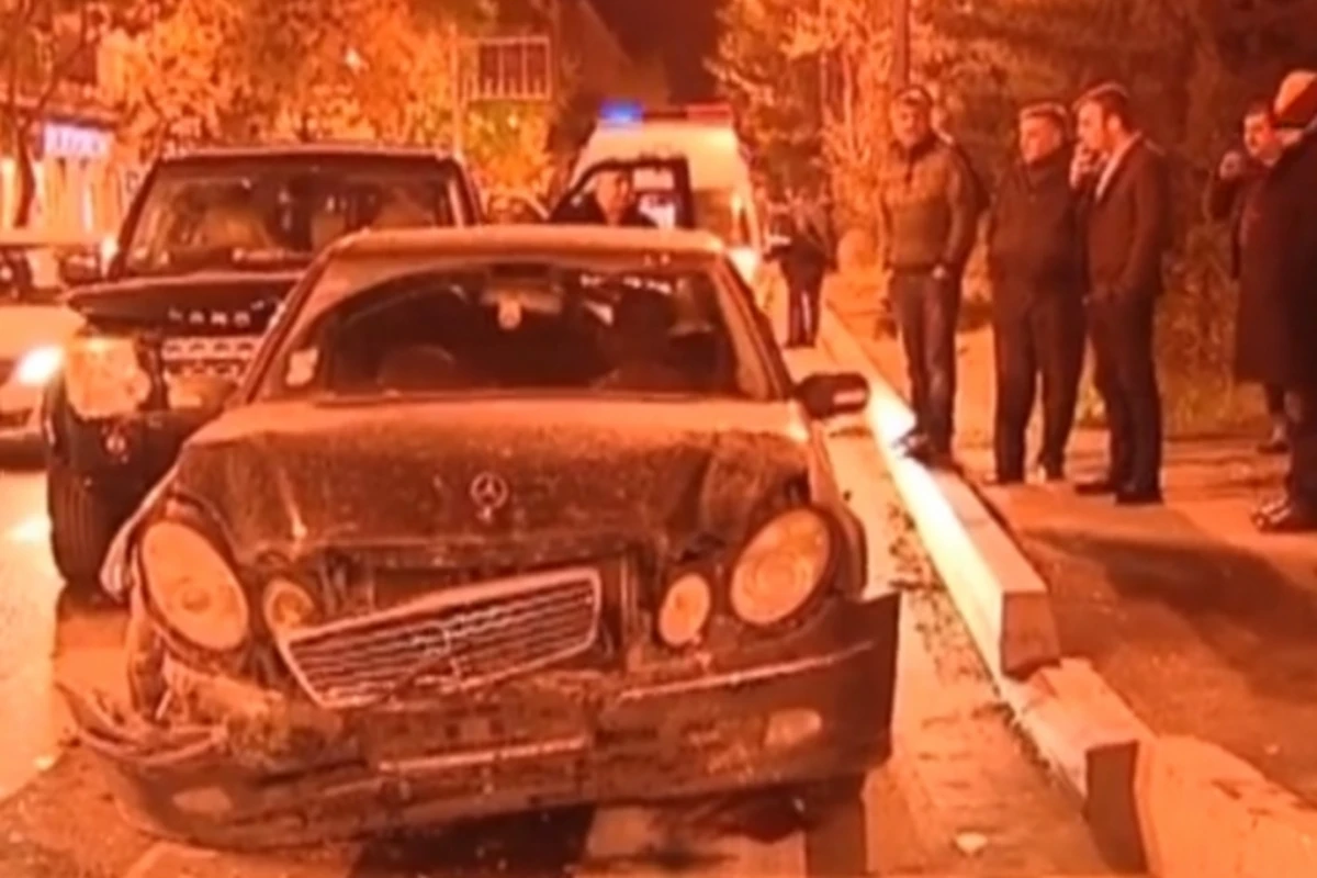 В Баку пьяный водитель стал виновником ДТП с участием 3 автомобилей (видео)