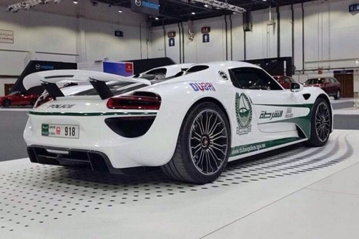 Автопарк полиции Дубая пополнился Porsche 918 Spyder