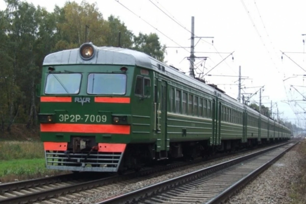 В Азербайджане электровоз сбил женщину и ее сына