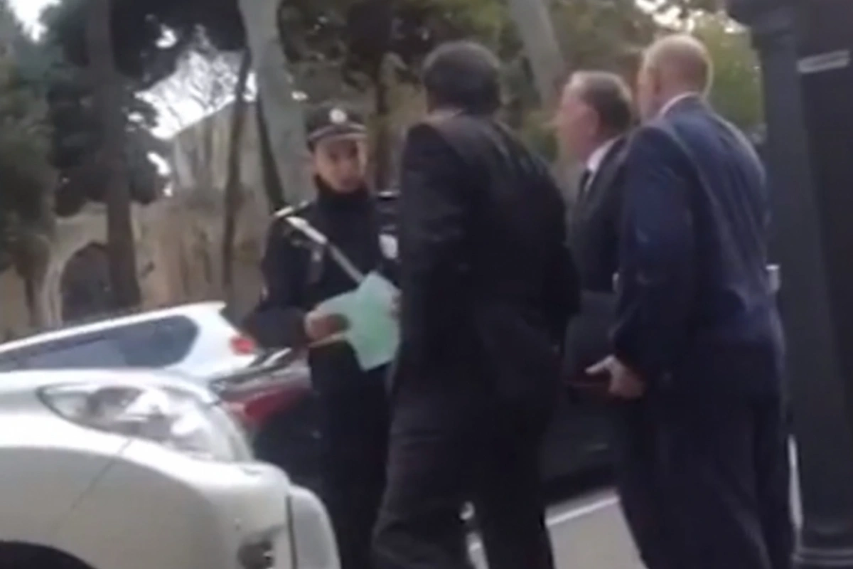 В Баку полиция прилюдно оштрафовала депутата (видео)