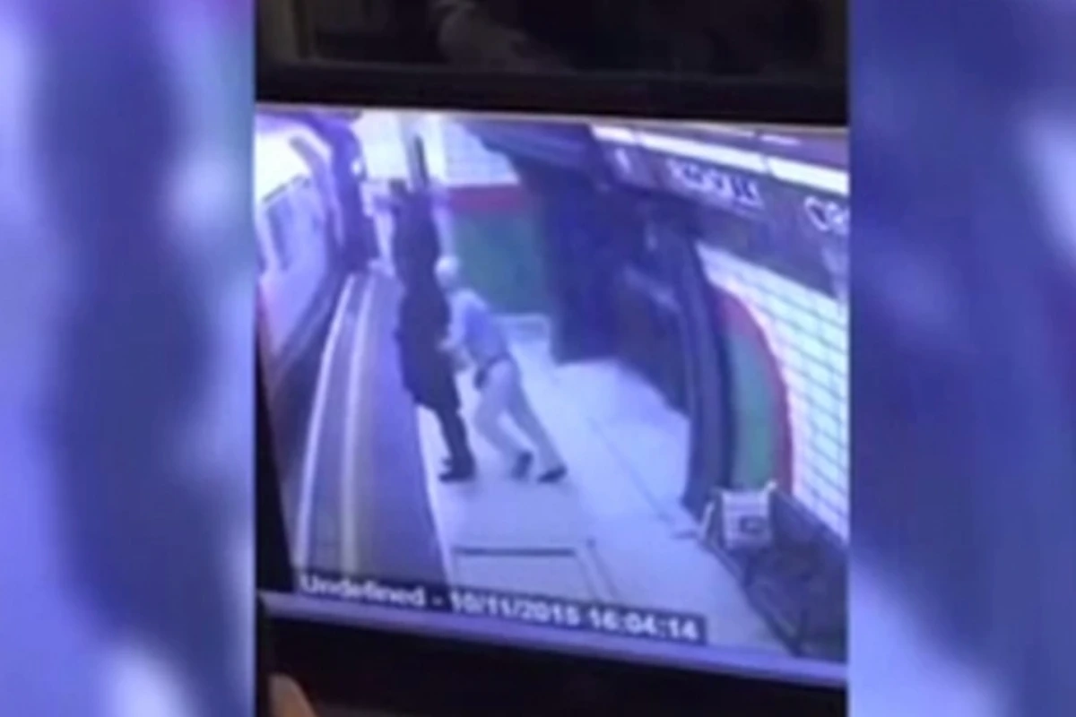 Мужчина толкнул женщину в хиджабе под проходящий поезд метро (видео)