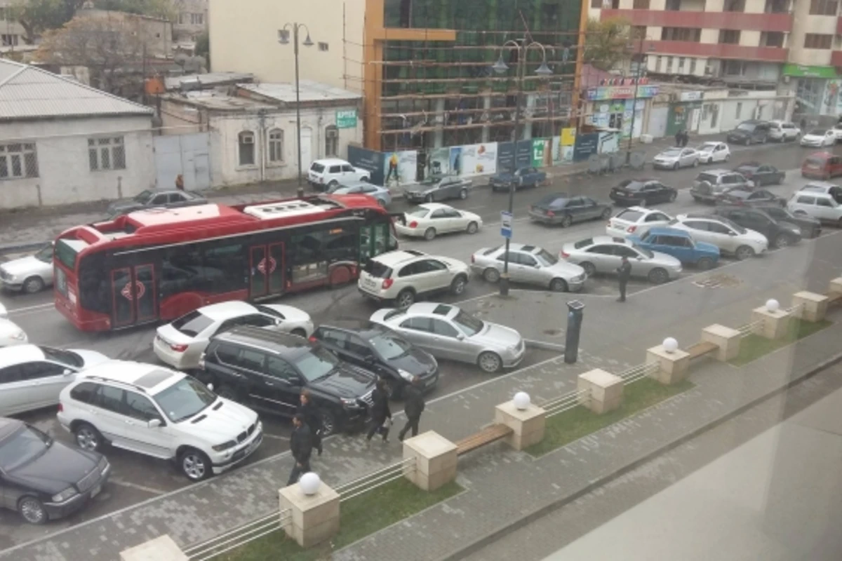 В Баку на автобусной остановке установили паркомат