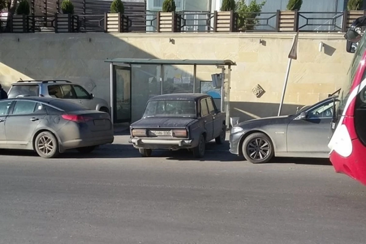 Остановившийся на остановке автомобиль