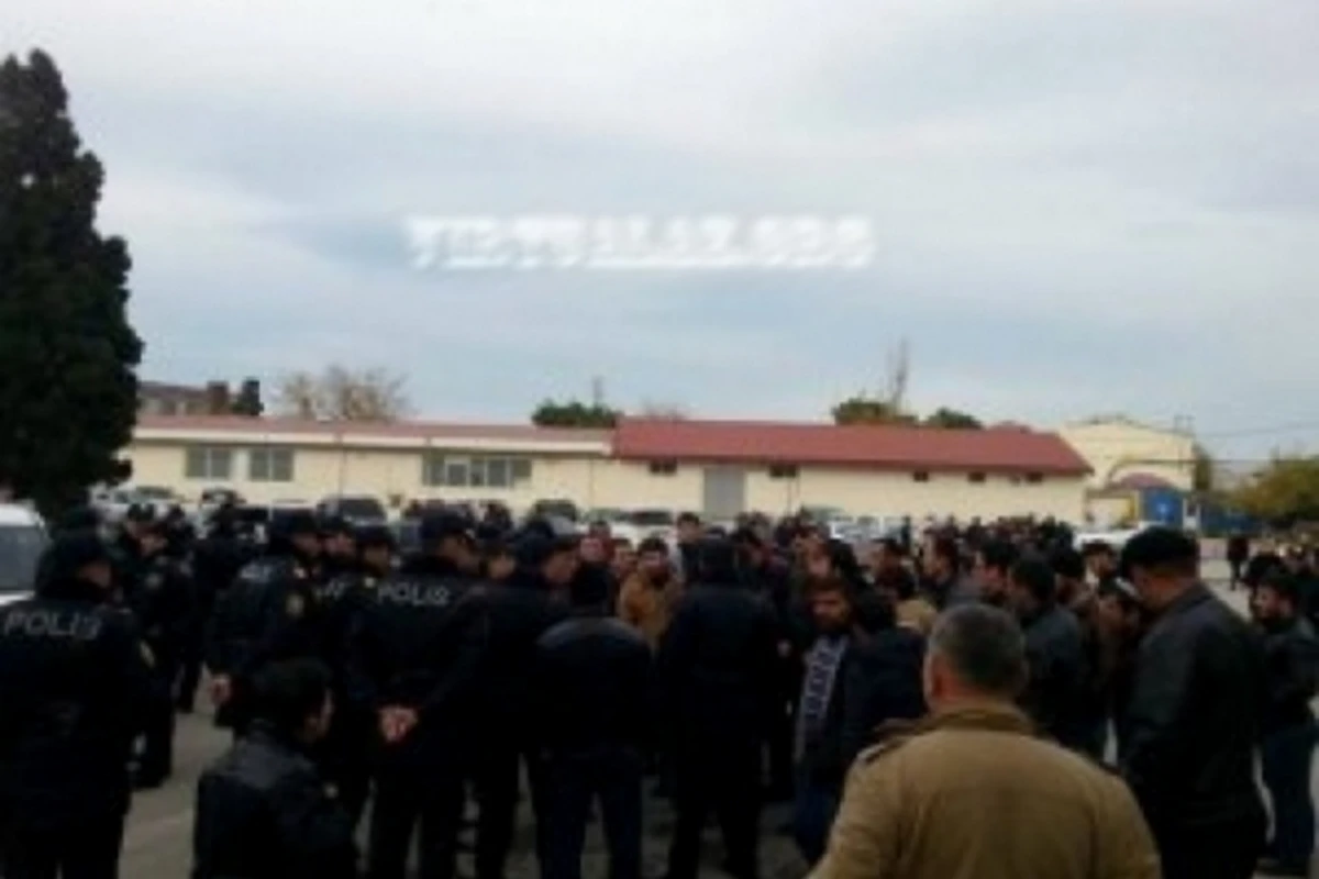 Голодные рабочие на этот раз собрались перед зданием Азерйолсервис