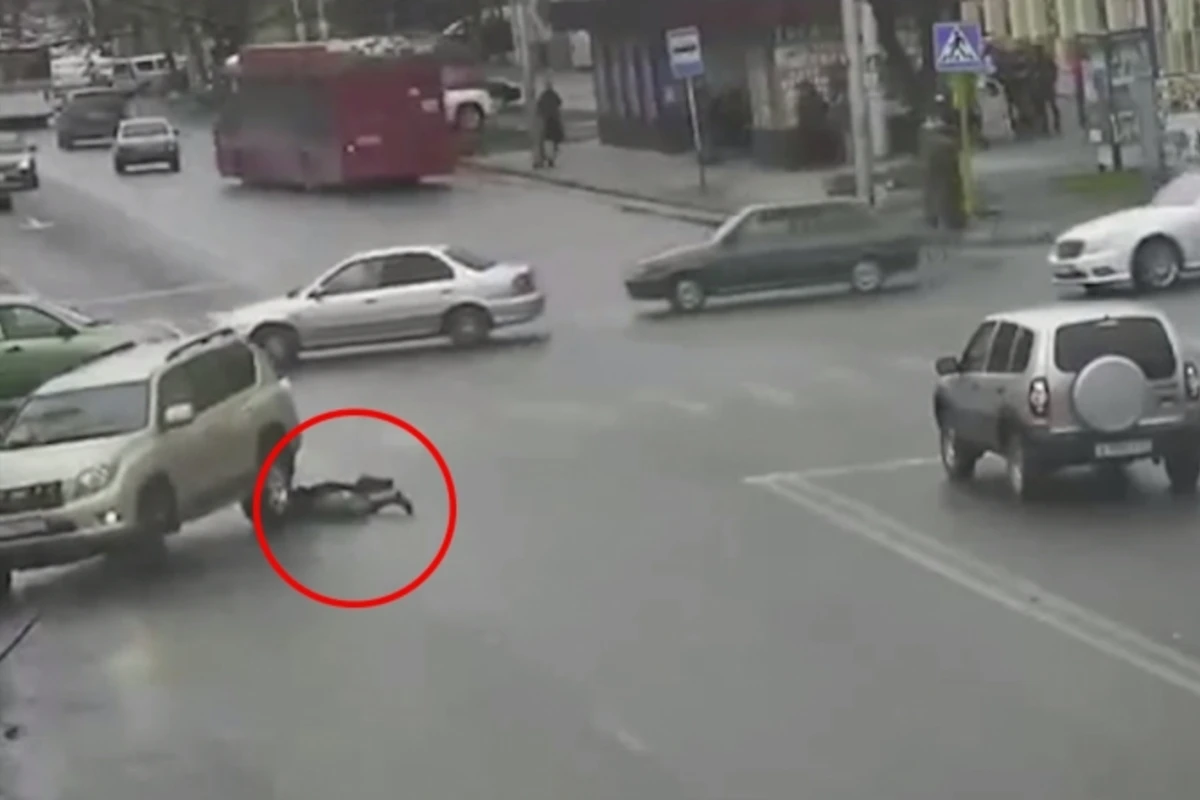 Наезд внедорожника на женщину в Нальчике попал на видео (видео)
