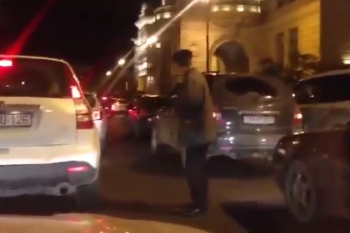 В Баку перед Нархозом ежедневно совершается массовое нарушение ПДД (видео)