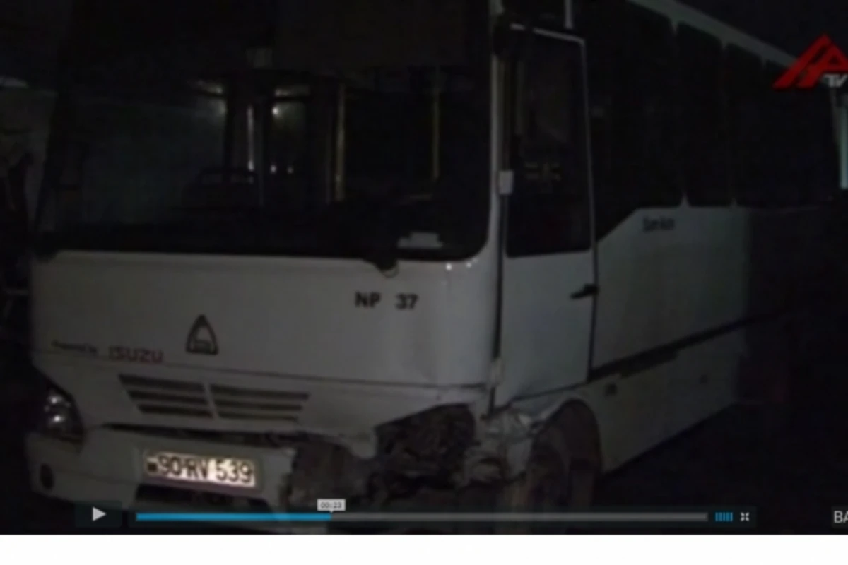 В Баку автобус попал в ДТП (видео)