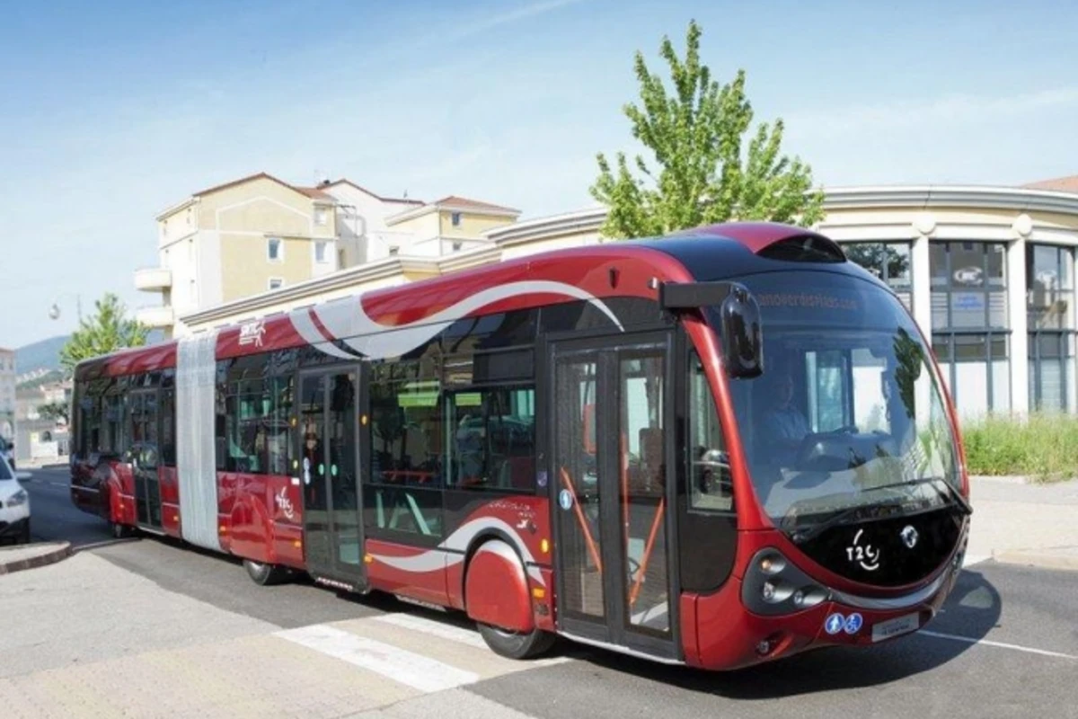 ​В Баку завезен 18-метровый автобус