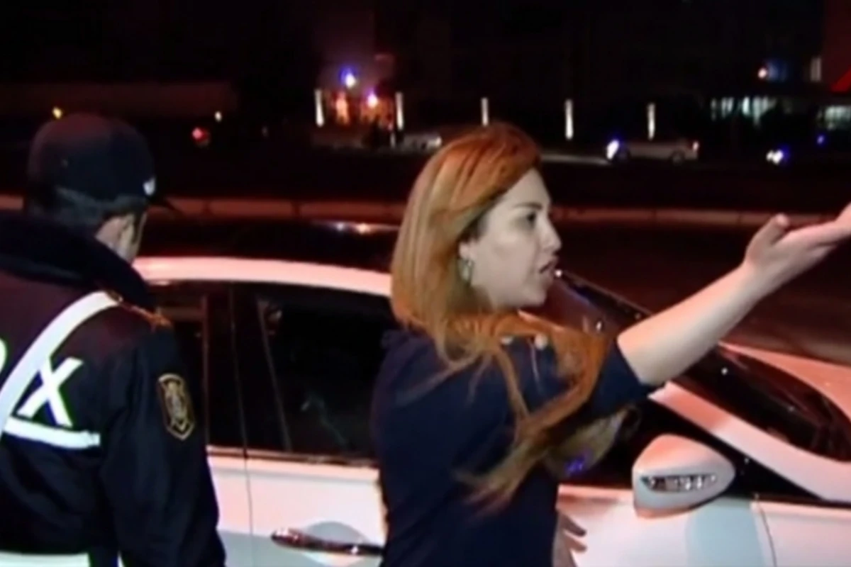 В Баку пьяная женщина на Hyundai устроила спектакль перед камерами (видео) В Баку пьяная женщина на Hyundai устроила спектакль перед камерами (видео)