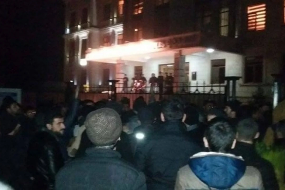 İslamçılar Lənkəran polisinin qarşısına toplaşıb