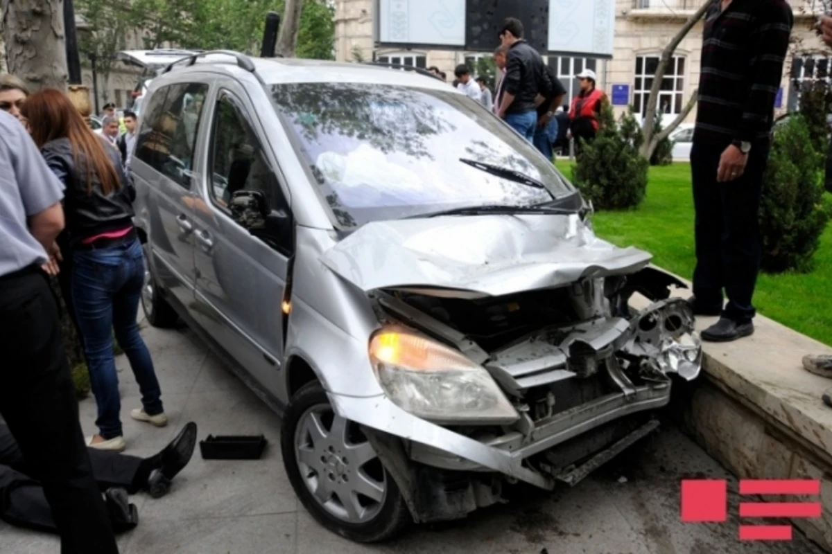В Баку столкнулись 3 автомобиля, есть погибший