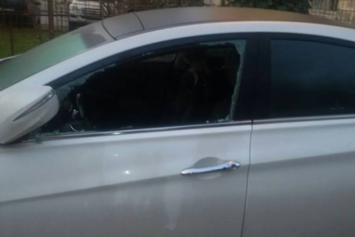 В Баку разбили окно автомобиля адвоката и украли деньги
